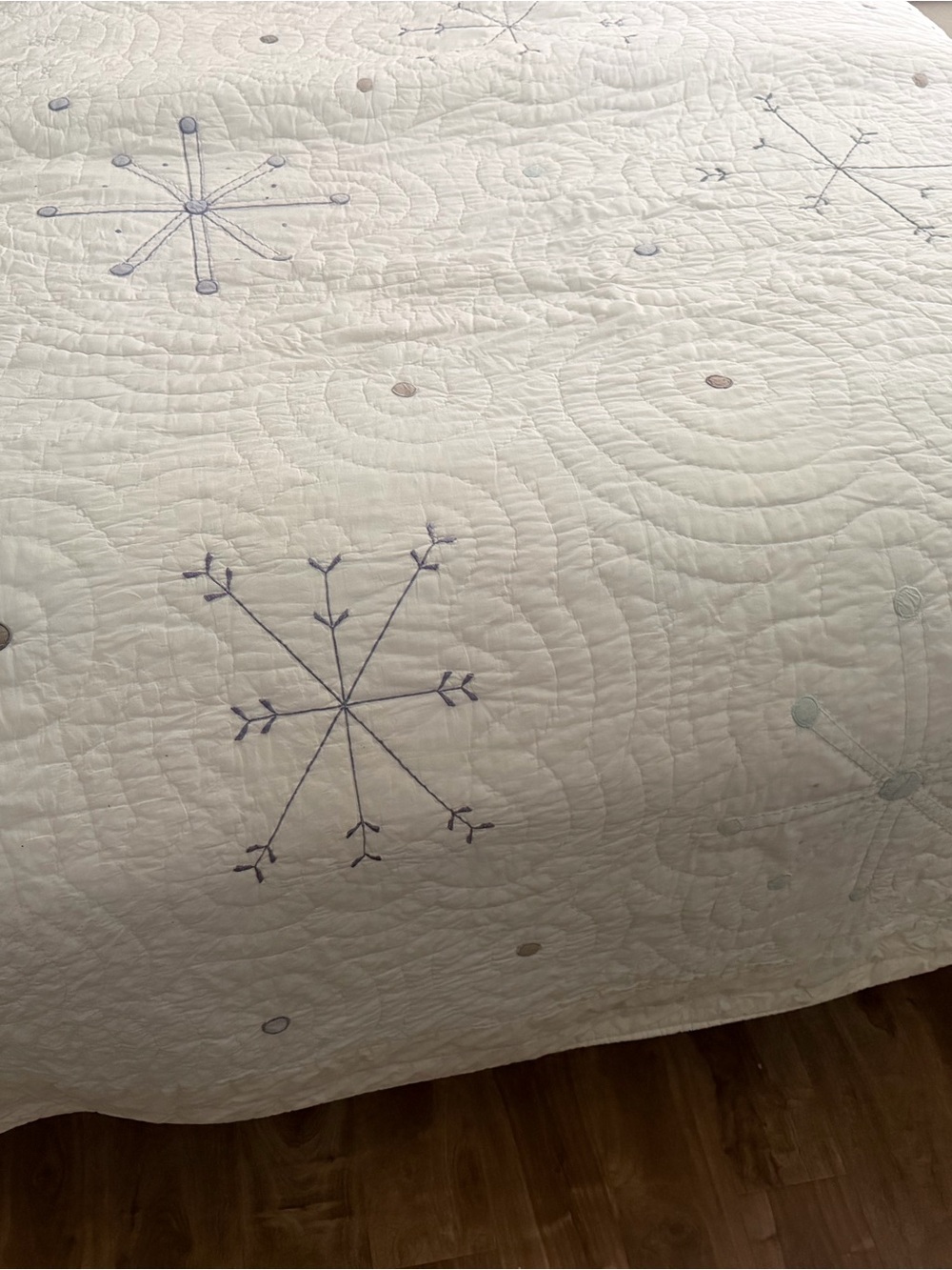 Reversible White Snowflake Quilt Set Full Queen Bedding Bundle w/ Leaf Shams